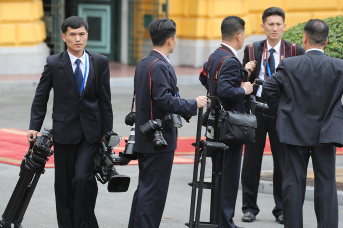 "Soi" đồ nghề của phóng viên Triều Tiên tháp tùng Chủ tịch Kim Jong Un - 6