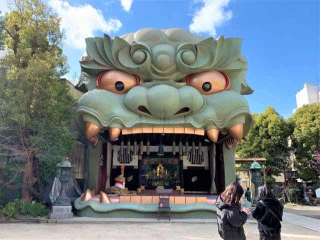 Du lịch - Du khách ngồi bên trong miệng "sư tử" xem nhảy múa