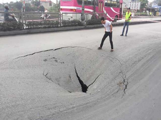 Tin tức trong ngày - Hố “tử thần” trên quốc lộ 18A - Quảng Ninh: Đổ 80 khối bê tông