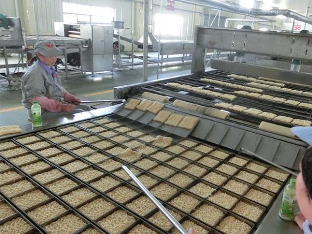 Media - Cận cảnh cỗ máy trong 8 giờ có thể sản xuất ra 200.000 gói mì