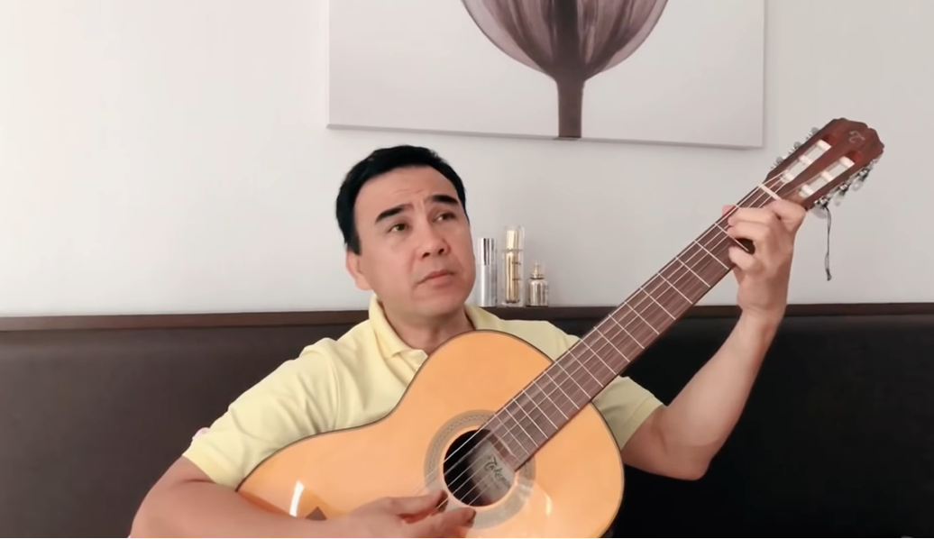 MC Quyền Linh tung &#34;cú lừa&#34; hài hước bằng clip đàn hát &#34;khắc khoải&#34; - 1
