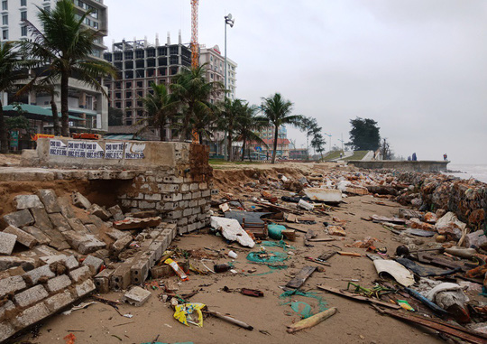 “Bẫy” đá hộc, lưới sắt B40 giăng trên bãi biển Sầm Sơn - 2