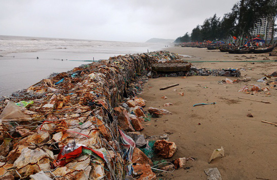 “Bẫy” đá hộc, lưới sắt B40 giăng trên bãi biển Sầm Sơn - 4