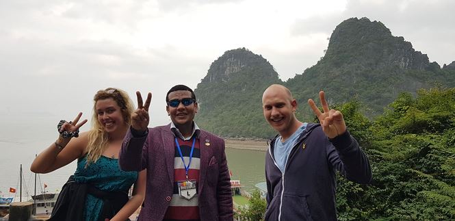 Phóng viên nước ngoài ngất ngây với cảnh đẹp vịnh Hạ Long - 2