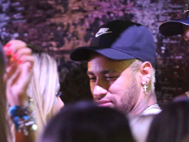 Bóng đá - Mặc PSG tử chiến MU cúp C1, Neymar vẫn diễn "cảnh nóng" với gái xinh