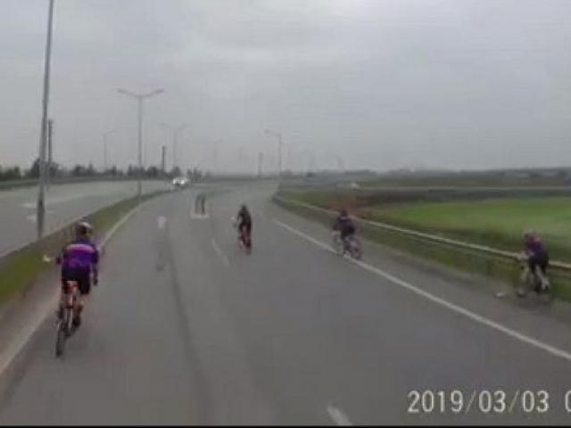 Tin tức trong ngày - Video: Nhóm "phượt" xe đạp phóng ào ào trên cao tốc Hà Nội - Thái Nguyên