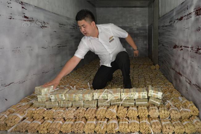 Năm 2015, một người đàn ông ở Thẩm Dương, Liêu Ninh, Trung Quốc đưa 660.000 nhân dân tệ tiền xu (~2,28 tỷ đồng) và 20.000 nhân dân tệ (~69,3 triệu đồng) tiền giấy đi mua xe.