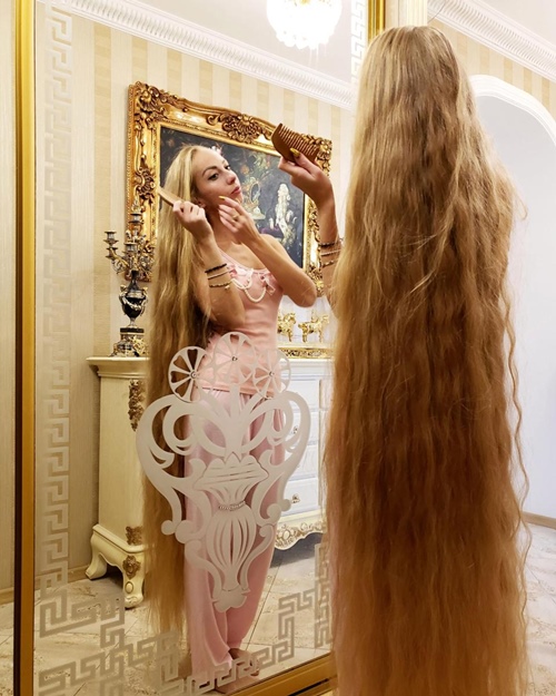 Cô gái Ukraine có suối tóc 28 năm không cắt, ai nhìn cũng choáng ngợp - 1