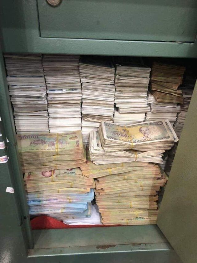 Mang bao tải tiền lẻ mua điện thoại 23 triệu tặng vợ ngày 8/3 - 2