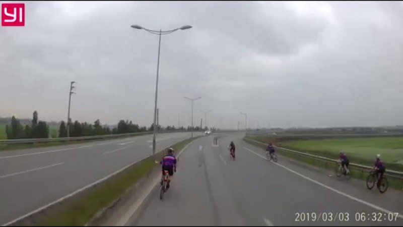 Video: Nhóm &#34;phượt&#34; xe đạp phóng ào ào trên cao tốc Hà Nội - Thái Nguyên - 1