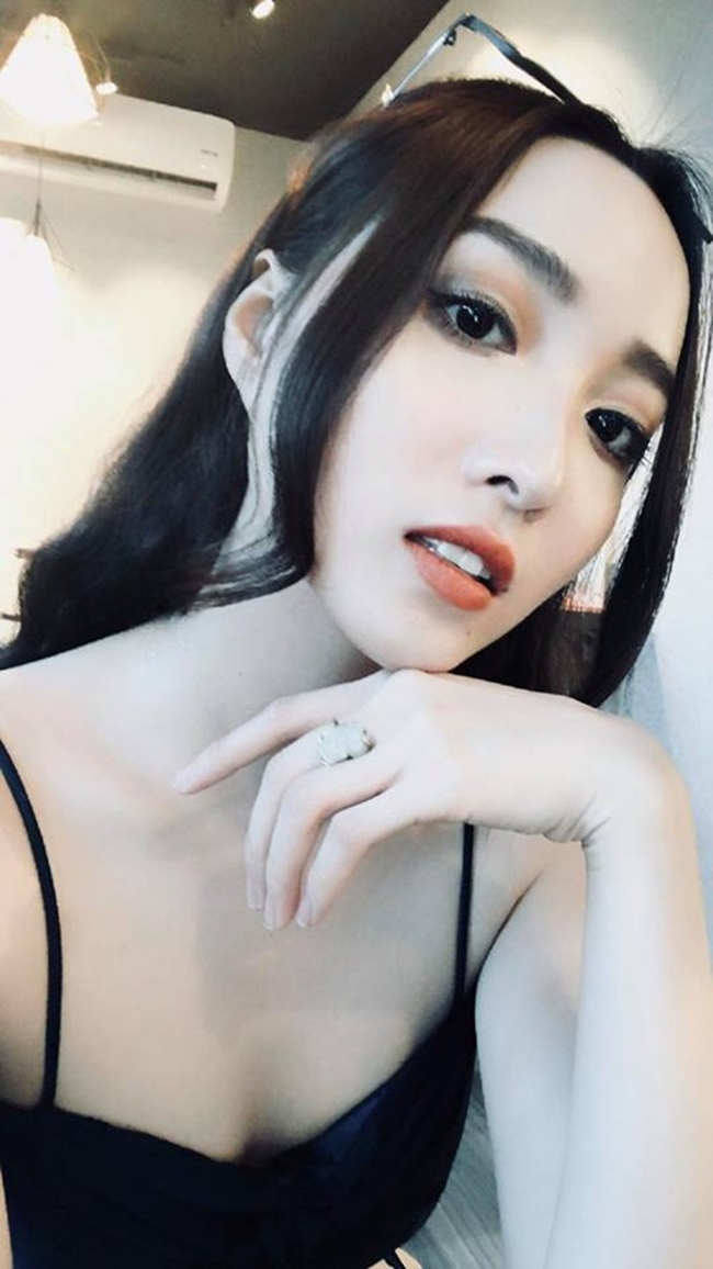Nói về sự tương đồng với nhân vật Trúc của &#34;Những cô gái trong thành phố&#34;, Hoàng Mai Anh tâm sự: &#34;Khi mới vào Sài Gòn lập nghiệp, tôi từng lăn lộn kiếm cơm rất vất vả. Nếu Trúc từng phải ăn mỳ gói thay cơm, phải đối diện với nhiều cạm bẫy, bị sàm sỡ… thì tôi cũng vậy&#34;.