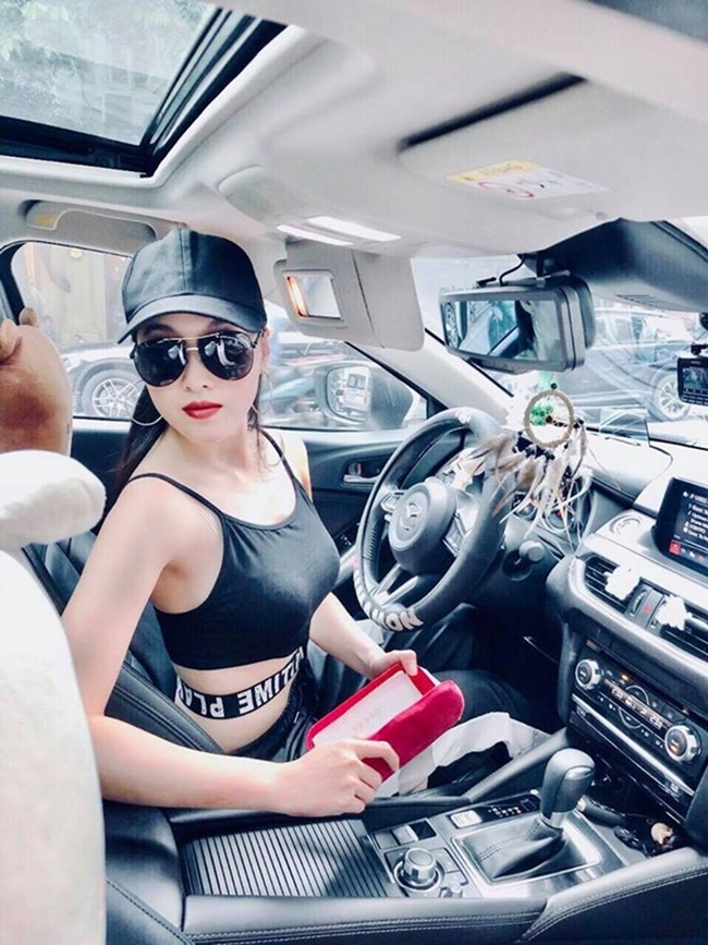 Nữ diễn viên sinh năm 1994 cũng sở hữu xế hộp riêng làm phương tiện đi lại, đóng phim.