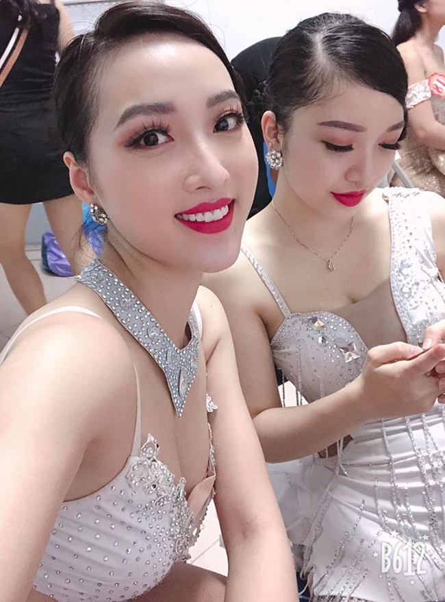 Người đẹp 9X hoạt động trong showbiz với tư cách 1 vũ công. Khi đi diễn, cô đều chọn trang phục khá gợi cảm.