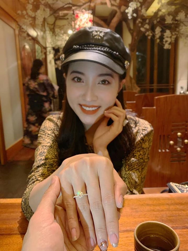 Trên trang cá nhân, Hoàng Mai Anh chia sẻ hình ảnh được một người đàn ông tặng nhẫn. Nhiều người hâm mộ đồn đoán, đây chính là bạn trai của cô. Tuy nhiên, nữ diễn viên khá kín tiếng trong chuyện tình cảm.