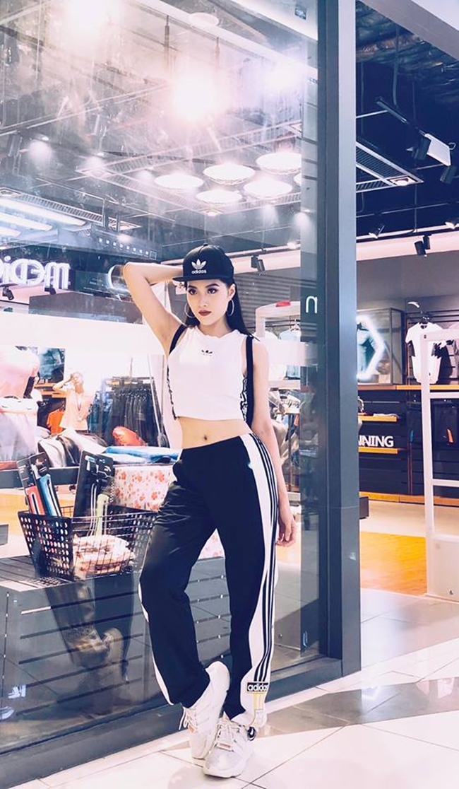 Ngoài đời, Hoàng Mai Anh rất chịu khó thay đổi hình tượng từ gợi cảm đến cá tính, năng động, hiện đại.