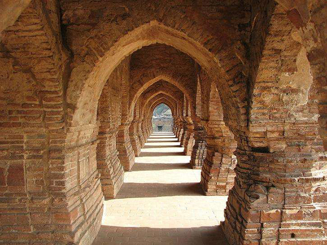 Bishnupur, Tây Bengal: Đây là nơi dành cho các nhà sử học, các nhà khảo cổ và kiến ​​trúc sư. Đứng cao trên những cánh đồng ngọc lục bảo của Bishnupur và ngắn nhìn những ngôi đền bằng đất nung có từ thế kỷ 17 và 18.