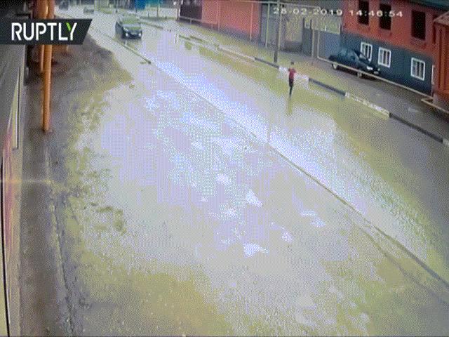 Bạn trẻ - Cuộc sống - Clip: Qua đường không quan sát, cậu bé khiến ai cũng hết hồn