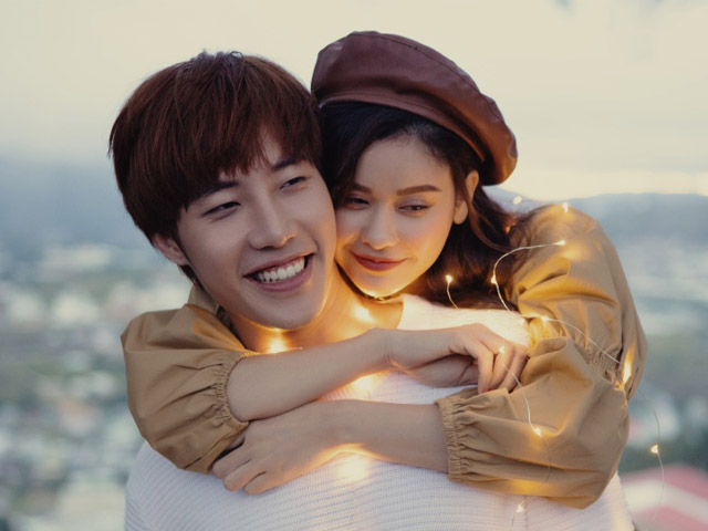 Ca nhạc - MTV - Sau ly hôn Tim, Trương Quỳnh Anh thoải mái tình tứ với hot boy trong MV mới