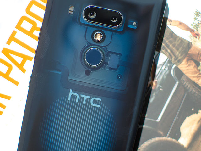 Thời trang Hi-tech - Kinh doanh ế ẩm, HTC tính đường cấp phép thương hiệu