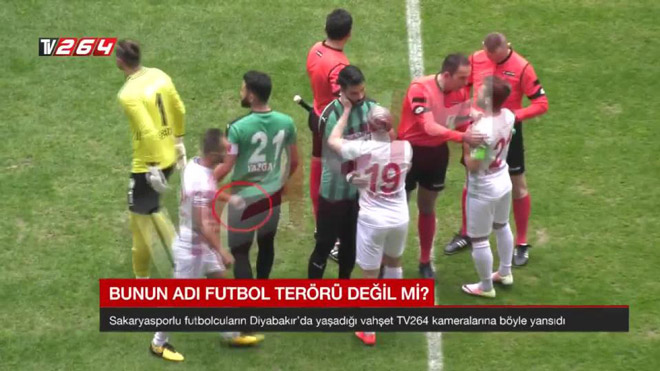 Cực SỐC bóng đá: Tấn công đối thủ bằng dao, trọng tài... mặc kệ - 2