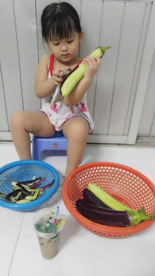 Bé gái 4 tuổi bị mẹ &#39;bắt&#39; làm đủ thứ việc và câu chuyện xót xa phía sau - 7