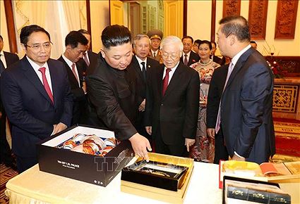 Tác giả tranh lụa tặng phu nhân Tổng thống Trump và Chủ tịch Kim - 2