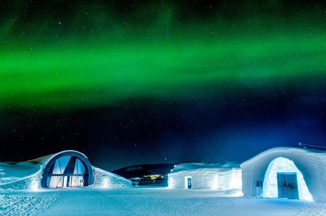 Tại khách sạn Icehotel, bạn có cơ hội ngồi trên ghế bằng băng hay thưởng thức đồ uống từ ly được chế tác từ băng tinh khiết. Nếu du khách muốn tổ chức lễ cưới, khách sạn cũng có một nhà thờ được làm từ băng.