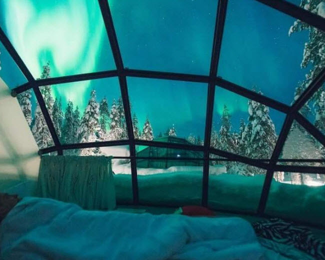 Tại khu nghỉ dưỡng Kakslauttanen Arctic, bạn có thể nằm trên giường ngủ và chiêm ngưỡng ánh sáng bắc cực quang qua trần kính trong suốt. Vào mùa đông, bạn có thể tham gia các hoạt động như đi xe chó kéo hay câu cá trên băng.