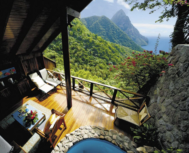 9. Khu nghỉ dưỡng Ladera, St. Lucia: Nếu bạn muốn tận hưởng cảm giác sống trong rừng, thì khu nghỉ dưỡng này là lựa chọn không thể hoàn hảo hơn. Ladera được bao quanh bởi rừng núi và có hướng nhìn tuyệt đẹp ra biển Caribbean.