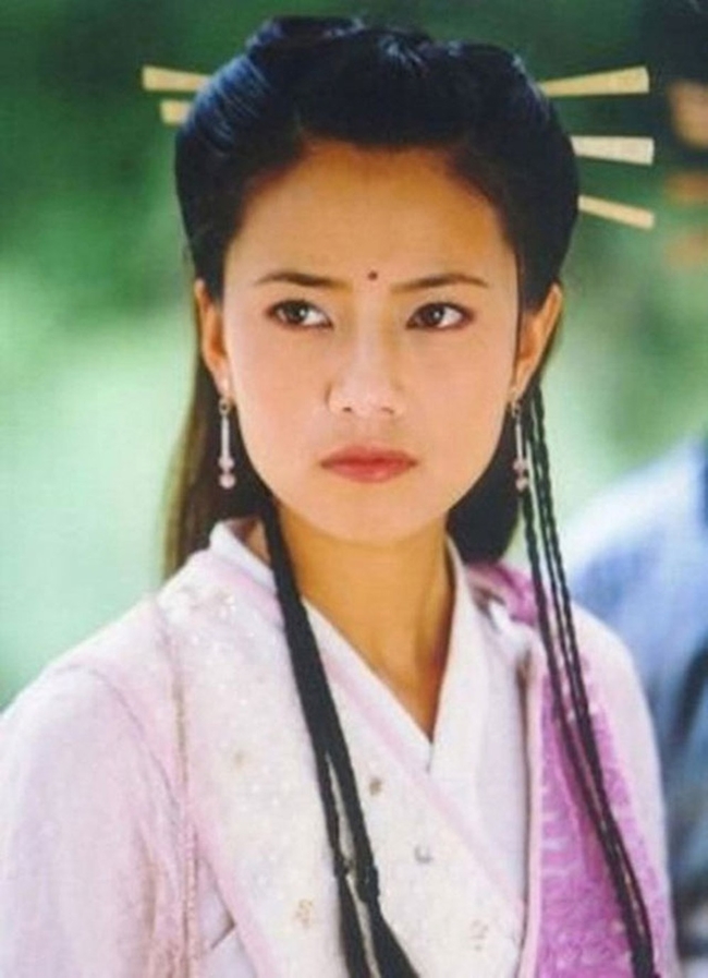 Một nàng Chu Chỉ Nhược khác trên màn ảnh chính là Cao Viên Viên, cô được đánh giá cao trong "Ỷ Thiên Đồ Long ký" năm 2003. Bên cạnh Tô Hữu Bằng, Giả Tịnh Văn, biểu cảm của nàng Chu Chỉ Nhược không hề thua kém.