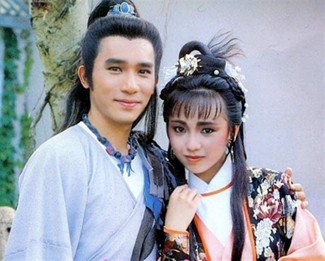 Đặng Tụy Văn từng đảm nhận vai Chu Chỉ Nhược trong bản năm 1986 đóng cùng Lương Triều Vỹ.  Cô được coi là Chỉ Nhược kém sắc và có diễn xuất khoa trương.