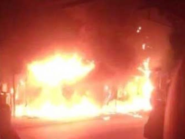 Tin tức trong ngày - Lửa đỏ rực trong 2 cửa hàng ở Sài Gòn lúc nửa đêm