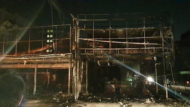 Lửa đỏ rực trong 2 cửa hàng ở Sài Gòn lúc nửa đêm - 2