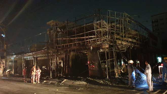 Lửa đỏ rực trong 2 cửa hàng ở Sài Gòn lúc nửa đêm - 1