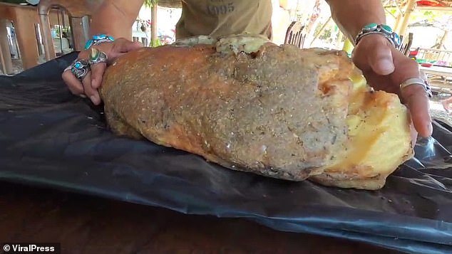 Thái Lan: Dạo bãi biển, nhặt được vật quý 10kg, giá hơn 11 tỉ đồng? - 2