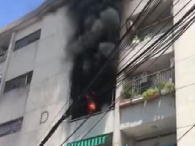 Cháy chung cư ở Sài Gòn, cư dân gào khóc tháo chạy xuống đường