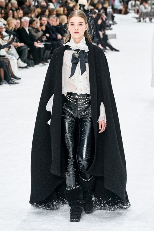 Người mẫu òa khóc trên sàn diễn cuối cùng của Karl Lagerfeld - 12