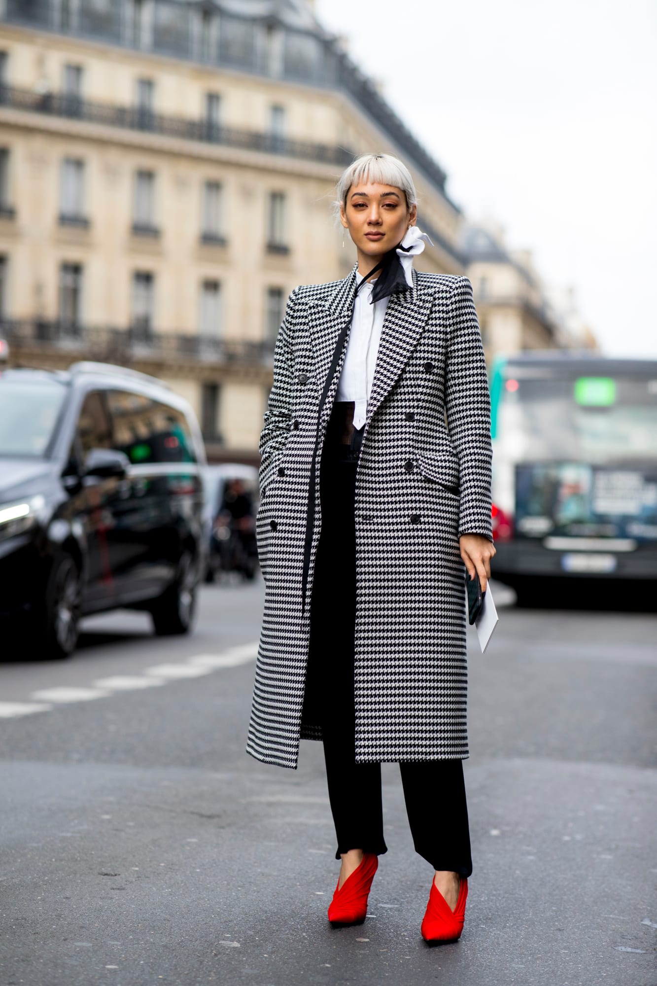 Học hỏi được gì từ cách phối đồ trắng đen của các cô gái Paris - 5
