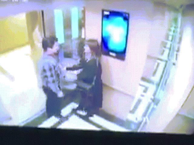 Clip cô gái trẻ bị người đàn ông sàm sỡ ngay trong thang máy
