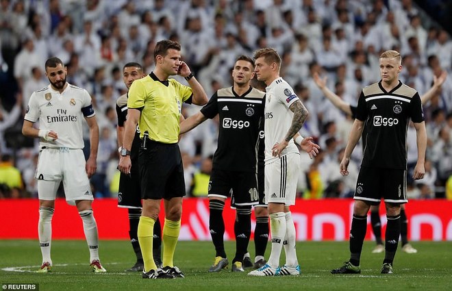 Ajax hủy diệt Bernabeu, Real thua thảm: &#34;Nhà vua&#34; băng hà trong tủi hổ - 10