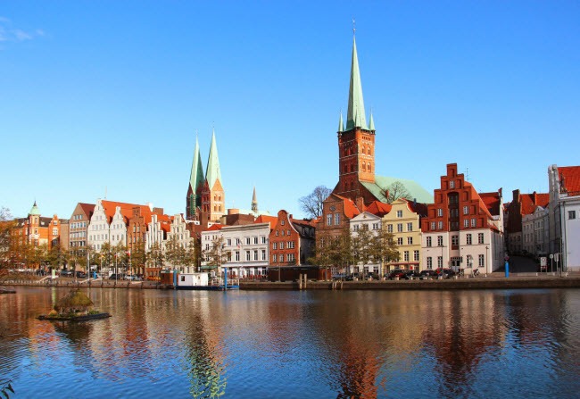 Hamburg có tổng cộng 2.500 cây cầu bắc qua các con kênh chạy khắp thành phố. Phần lớn du khách tới đây lựa chọn đi thuyền trên kênh để thưởng ngoạn phong cảnh.