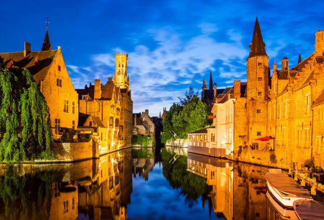 Bruges, Bỉ: Thành phố này nổi tiếng với công trình kiến trúc từ thời Trung Cổ, đường phố lát đá cuội và hệ thống kênh dày đặc.