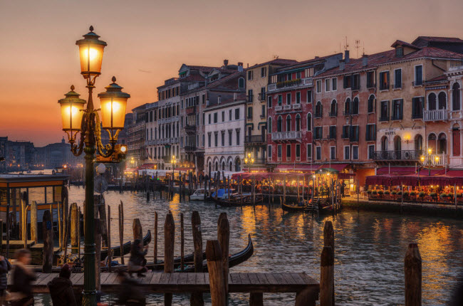 Thành phố Venice và hệ thống kênh ở đây là được UNESCO công nhận là di sản thế giới. Những chiếc thuyền truyền thống gondola được coi là biểu tượng của thành phố sông nước này.