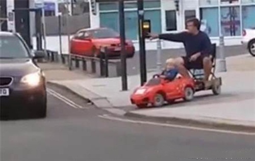 Cậu con trai 5 tuổi "lái xe hơi" đến đón bố gây sốt mạng - 1