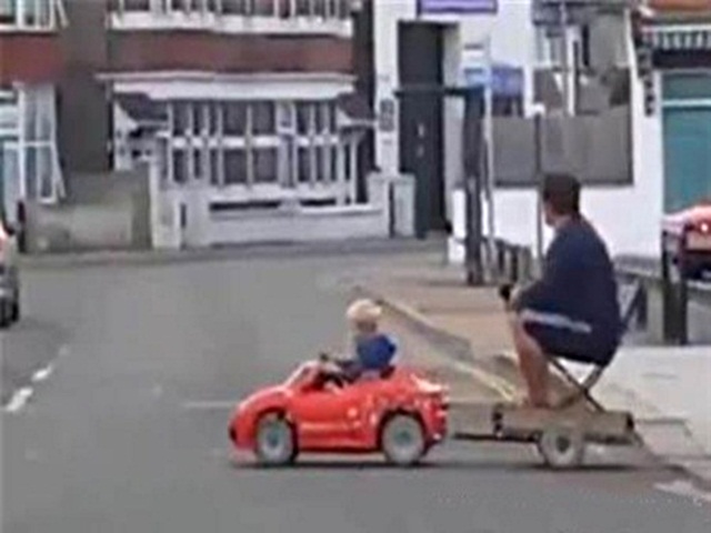 Bạn trẻ - Cuộc sống - Cậu con trai 5 tuổi "lái xe hơi" đến đón bố gây sốt mạng