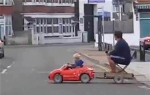 Cậu con trai 5 tuổi "lái xe hơi" đến đón bố gây sốt mạng - 2