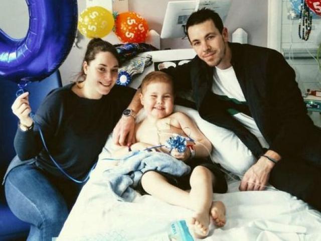 Bạn trẻ - Cuộc sống - 5.000 người xếp hàng trong mưa chờ hiến tạng cho cậu bé ung thư