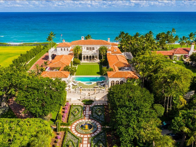 Dinh thự này nằm tại khu vực dành riêng cho tỷ phú tại đảo Palm Beach (Florida, Mỹ) và vừa được rao bán với giá 135 triệu USD (~3.131 tỷ VND).