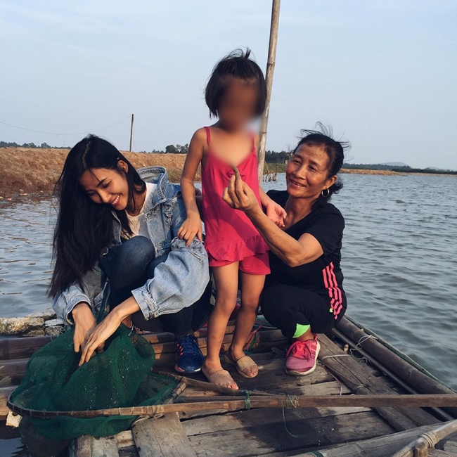Hoàng Thùy cùng mẹ ruột và cháu gái, vùng quê của cô mọi người vốn quen với sông nước ngay từ khi còn nhỏ.