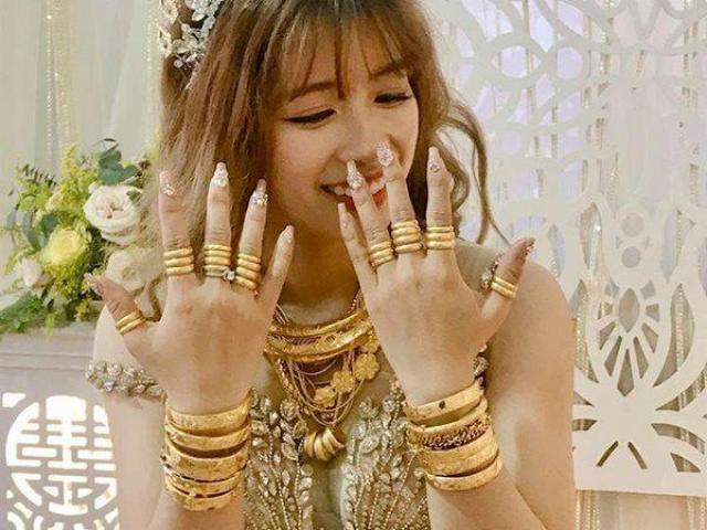 Bạn trẻ - Cuộc sống - Cô dâu số hưởng đeo vàng trĩu cổ, lúc nhìn sang chú rể càng "ghen đỏ mắt"